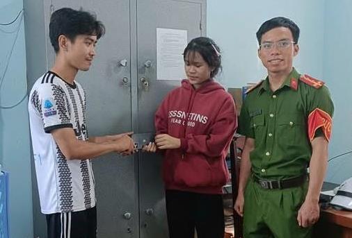 Nữ sinh chăm ngoan