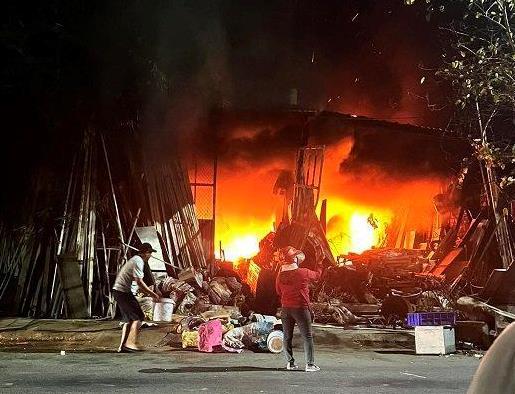 Bà hỏa đốt bãi phế liệu