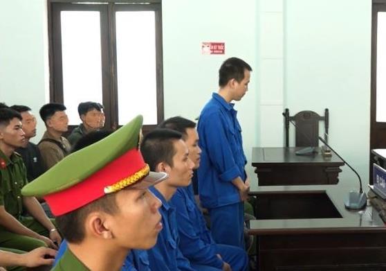 Góp tiền mở tiệc trắng nhóm bạn nghiện cùng xộ khám