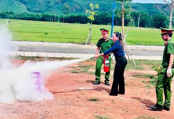 Công an xã Tam Mỹ nâng cao kỹ năng PCCC cho người dân