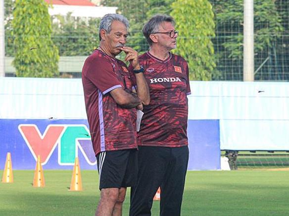 HLV Troussier có cộng sự mới