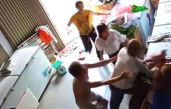 Bị hàng xóm xông vào nhà hành hung