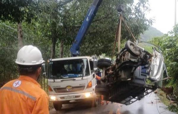 Giải cứu xe lôi gặp nạn
