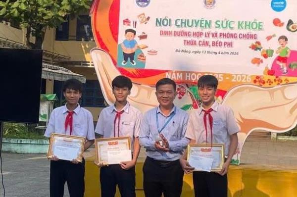 Khen thưởng 3 em học sinh nhặt được tài sản trên bãi biển Thanh Khê trả lại người mất