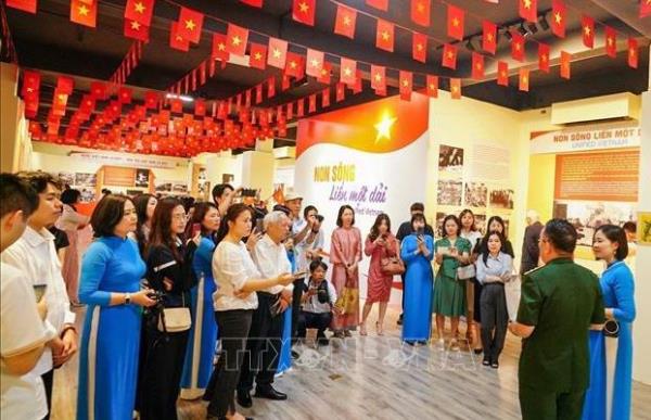 Gần 150 tài liệu hiện vật trong trưng bày chuyên đề Non sông liền một dải