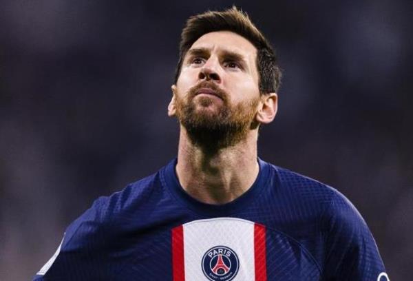 Messi đứng giữa 3 dòng nước