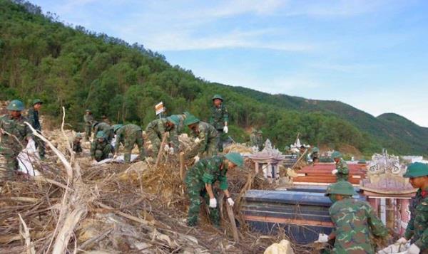 Hơn 1.100 cán bộ, chiến sĩ khắc phục sạt lở đất, đá ở nghĩa trang Hòa Sơn