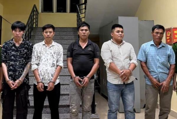 Khởi tố nhóm côn đồ làng