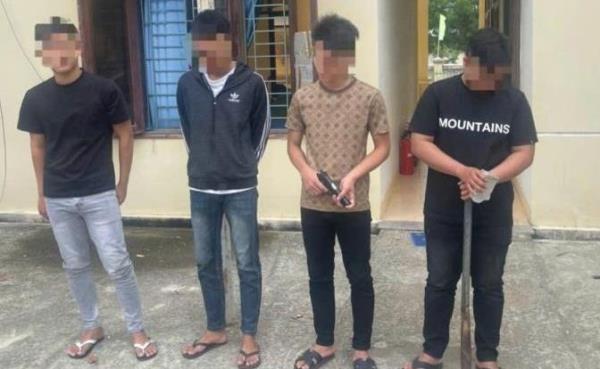 Vác mã tấu, súng giả tấn công người đi đường