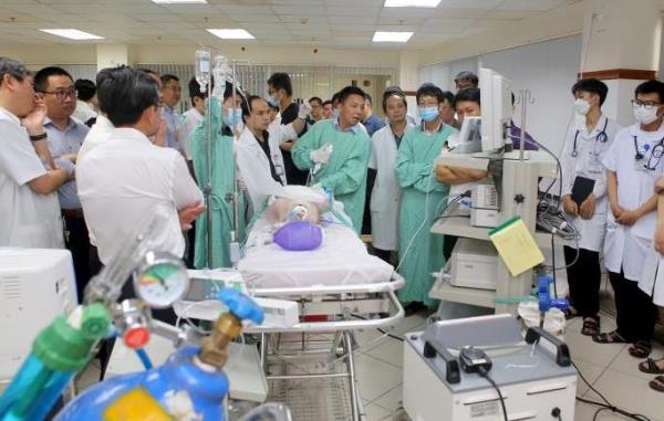 Tập huấn kỹ thuật mổ nội soi tiết niệu từ xa bằng robot hiện đại