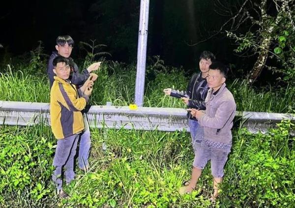Cắt dây điện đổi ma túy