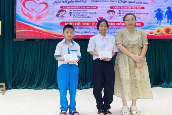 Công an xã đồng hành, kết nối cùng học sinh đến trường
