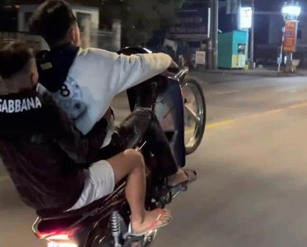 Truy nhanh quái xế