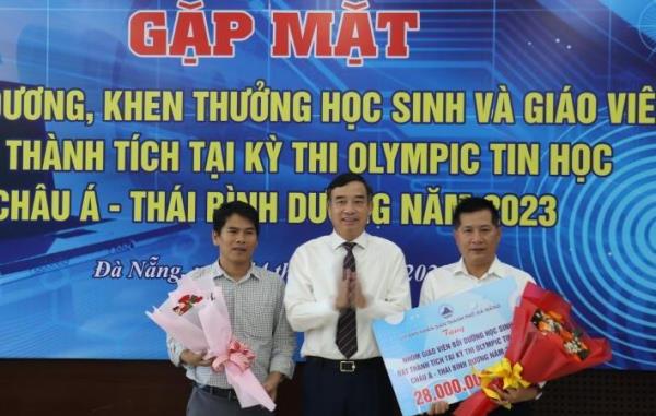 Khen thưởng học sinh và giáo viên đạt thành tích tại kỳ thi Olympic Tin Học Châu Á - Thái Bình Dương