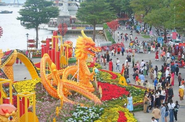 Rực rỡ sắc hoa, rộn ràng du xuân đầu năm mới