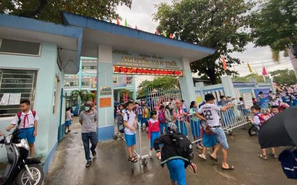 Hoàn toàn không có chuyện người lạ tới cổng trường báo tin cha mẹ gặp nạn, phát bóng bay, dụ dỗ học sinh lên xe