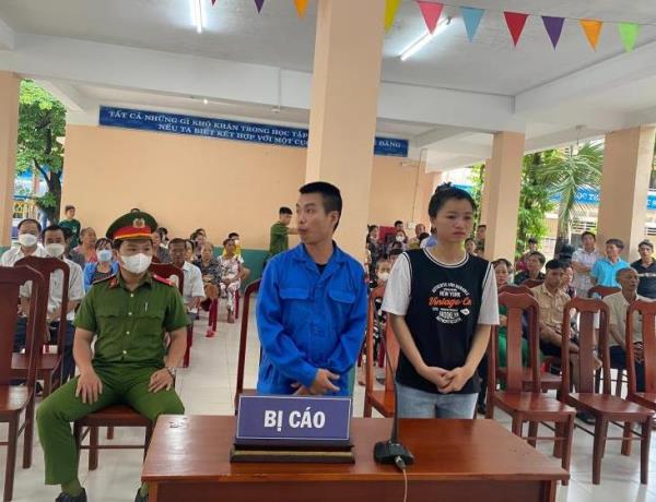 Vợ chồng biểu diễn xe máy trên đèo Hải Vân lãnh án