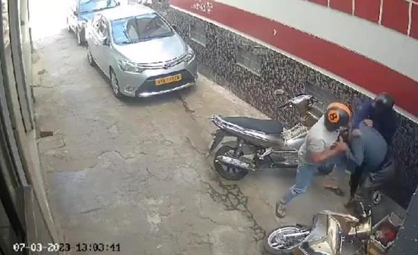 Giữa đường bị đánh