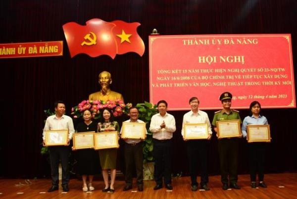 Phải coi văn học nghệ thuật là một phương tiện hữu hiệu của công tác tư tưởng