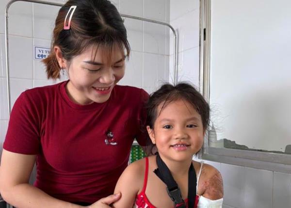 Kịp thời cứu cánh tay bé gái 5 tuổi bị cuốn áo chống nắng vào bánh xe máy