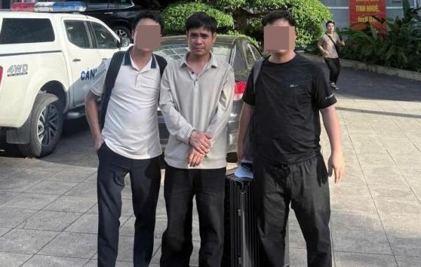 Bắt đối tượng truy nã khi vừa nhập cảnh