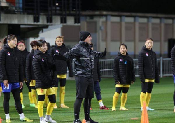 Tuyển nữ Việt Nam có buổi tập đầu tiên dưới thời tiết lạnh cóng