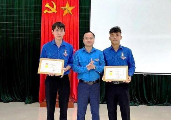 Trao huy hiệu Tuổi trẻ dũng cảm tặng đoàn viên thanh niên cứu người đuối nước