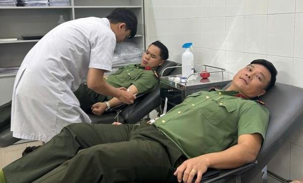 2 cán bộ Công an kịp thời hiến máu cứu người