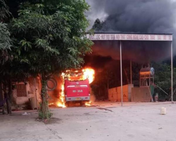 Sáng sớm bà hỏa đốt xe