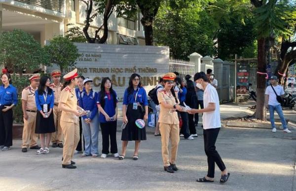 Đoàn thanh niên CSGT Công an Đà Nẵng Tiếp sức mùa thi