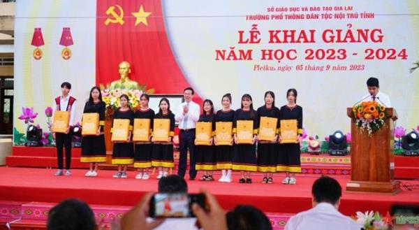 Cả nước bước vào năm học mới
