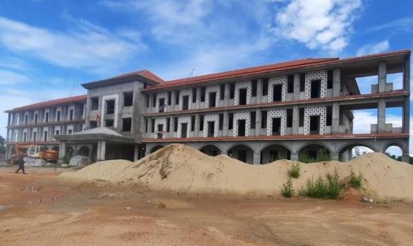 Trường mới dang dở, hơn 560 học sinh thấp thỏm học tại trường cũ xuống cấp