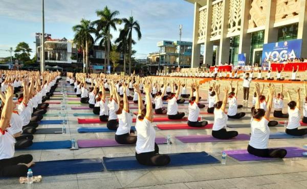 Gần 700 người đồng diễn hưởng ứng Ngày Quốc tế Yoga tại Quảng Trị