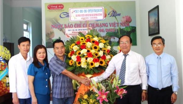 Lãnh đạo tỉnh Quảng Nam thăm, chúc mừng Văn phòng Chuyên đề Công an TP Đà Nẵng