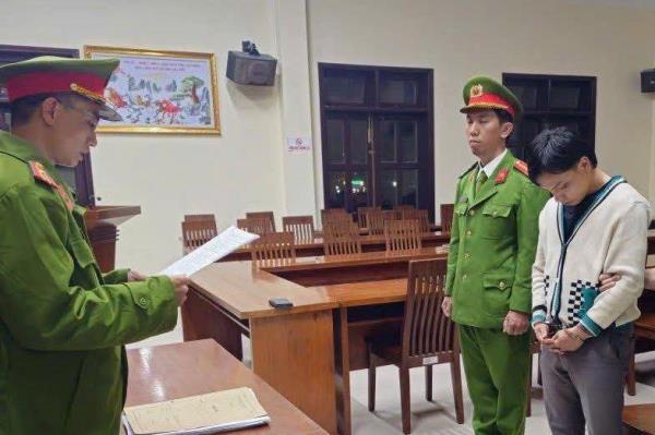 Tạm giữ thanh niên lao ô-tô vào đám đông