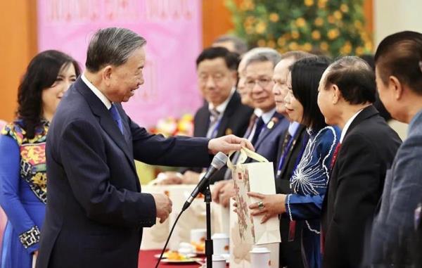 Tổng Bí thư Tô Lâm tiếp đoàn kiều bào tiêu biểu tham dự Chương trình Xuân Quê hương 2025