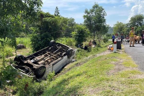 Lật xe khách gây chết người