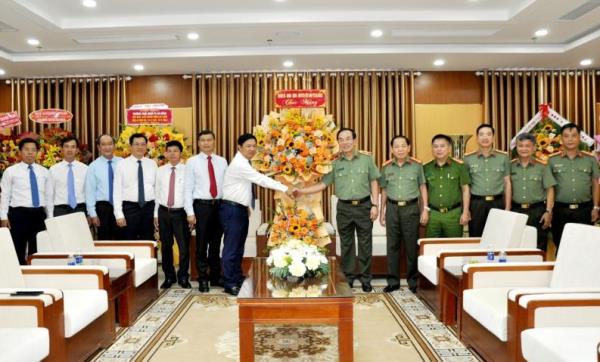 Lãnh đạo TP Đà Nẵng thăm, chúc mừng Công an TP Đà Nẵng nhân kỷ niệm 78 năm Ngày truyền thống CAND