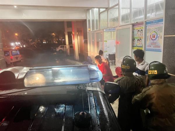 Vượt dòng nước lụt, Cảnh sát 113 Công an Đà Nẵng kịp thời đưa 2 bệnh nhi đi cấp cứu