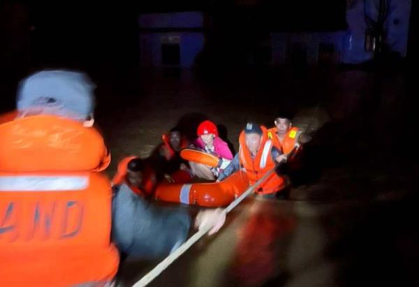 Lũ lên nhanh, Công an Đà Nẵng cứu hộ hàng trăm người dân trong đêm