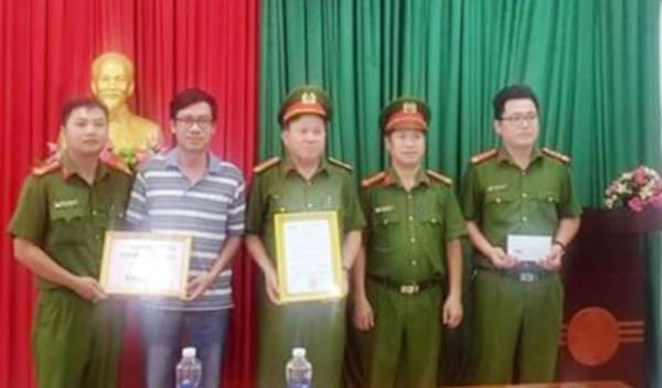 Trao thưởng Công an phường nhanh chóng làm rõ vụ trộm