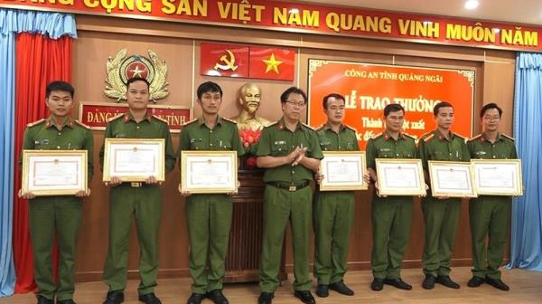 Khen thưởng các tập thể, cá nhân truy bắt nhanh đối tượng nổ súng làm 2 người bị thương