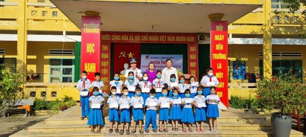 Hải Đoàn 21 Bộ Tư lệnh cảnh sát biển vùng 2 tuyên truyền về biển đảo cho học sinh Trường Tiểu học Võ Thị Sáu