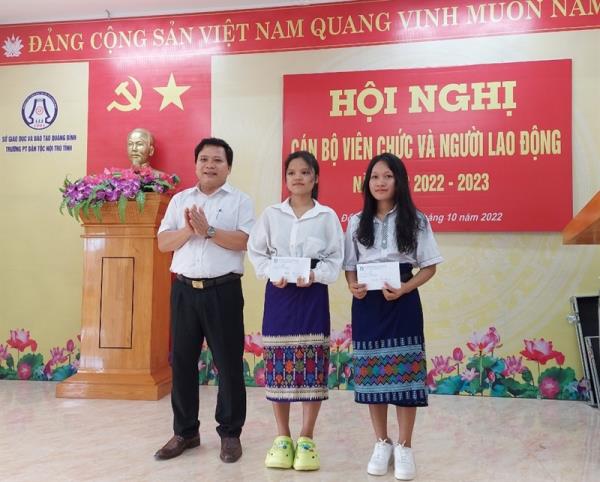 Ước mơ trở thành cô giáo của nữ sinh người Rục