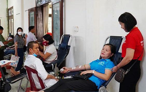 Cán bộ, giáo viên, chiến sĩ hiến tặng gần 380 đơn vị máu cứu người