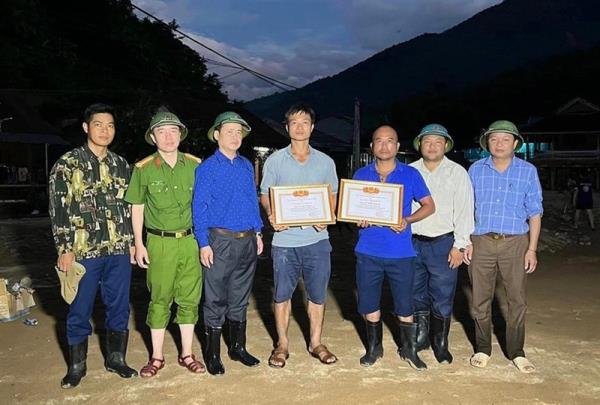 Chủ tịch nước gửi Thư khen Trưởng bản và người dân vì có hành động dũng cảm cứu người mắc kẹt trong lũ quét