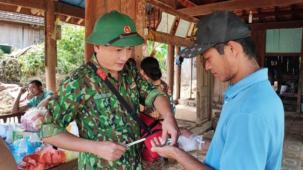 Trưởng bản cùng người dân xả thân cứu người trong lũ dữ