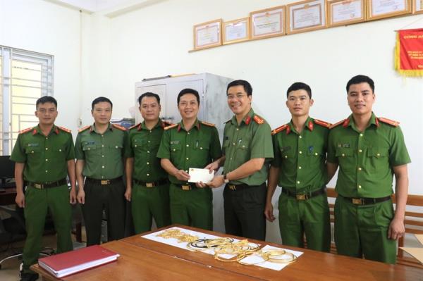 Khen thưởng lực lượng bắt giữ đối tượng trộm cắp hơn 183 chỉ vàng