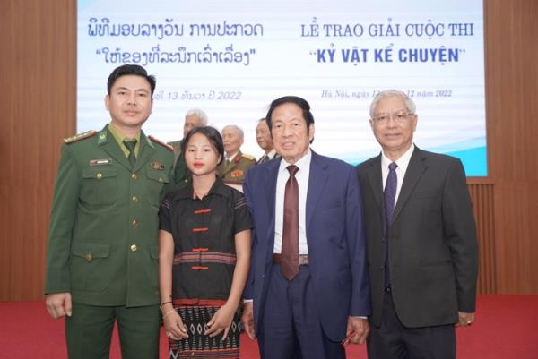 Chuyện về nữ sinh Lào với tác phẩm Chiếc xe đạp của bố nuôi Bộ đội Biên phòng