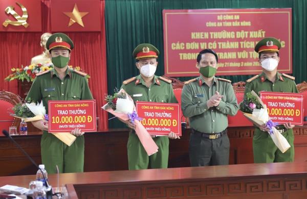 Khen thưởng các đơn vị có thành tích xuất sắc trong việc điều tra, truy bắt đối tượng giết người ở Đắk Nông